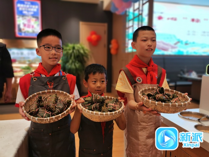 美味和牛火锅 小记者端午节过美了麻将胡了2模拟器试玩学包粽子品尝(图2)
